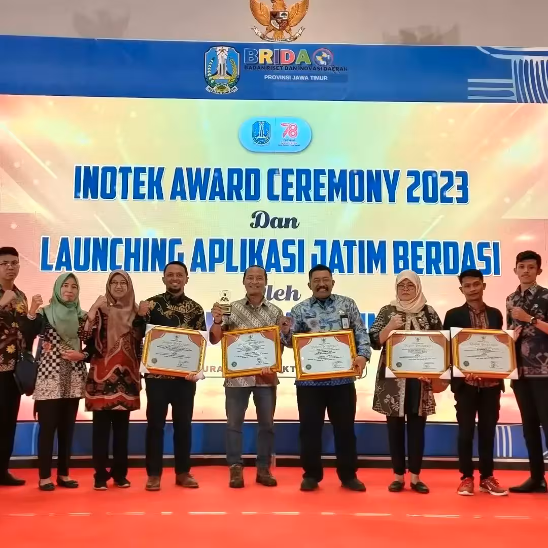 Nelayan memeriksa tangkapan pagi mereka di pasar