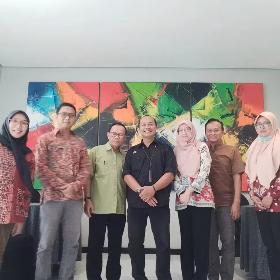 Seorang pedagang mendiskusikan alternatif kemasan dengan tokoh masyarakat