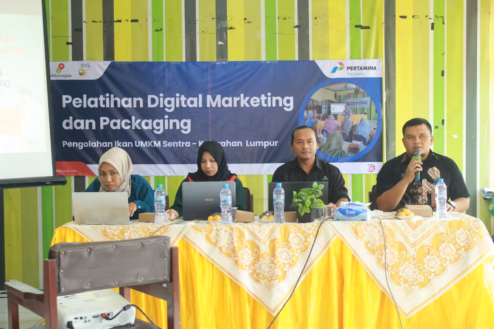 Lingkaran diskusi dengan anggota komunitas selama sesi pemberdayaan desa.