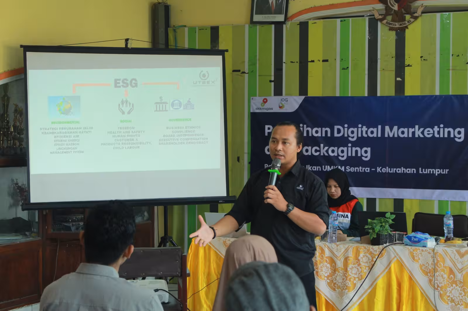 Petani kopi mendiskusikan hasil panen mereka di sekitar meja kayu