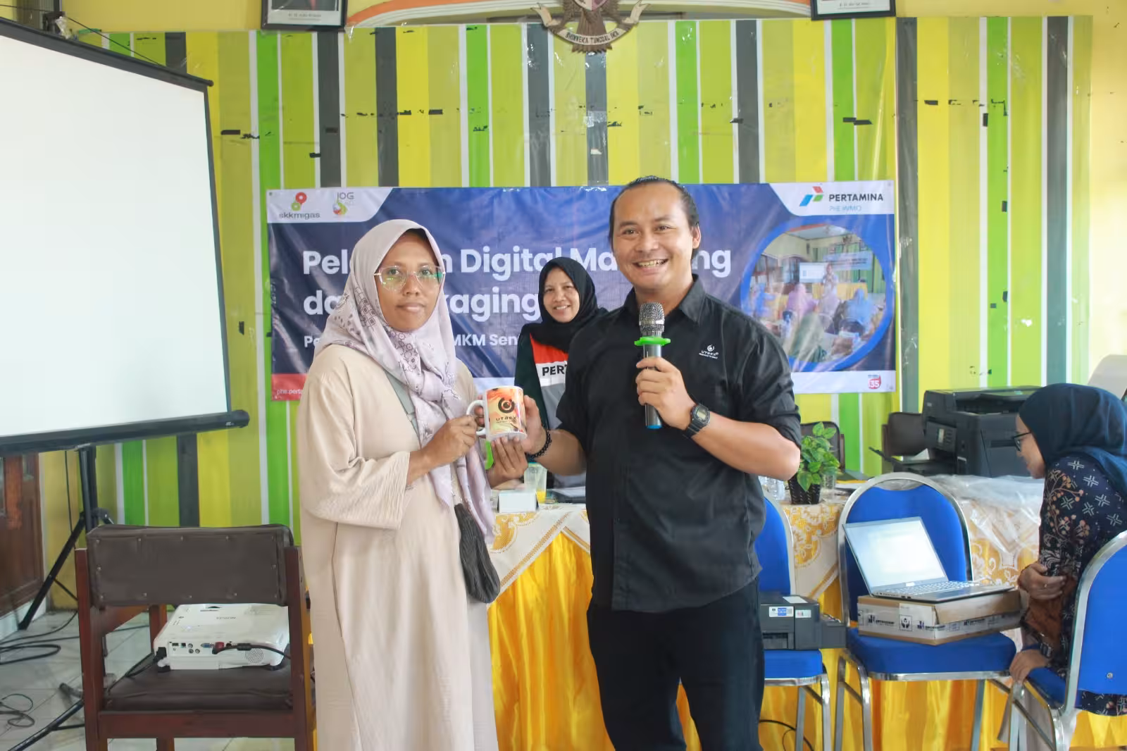 Pemilik UMKM lokal mempraktikkan keterampilan baru selama sesi pelatihan praktik.